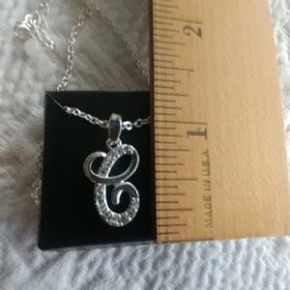 NEW AVON SIGNATURE COLLECTION “C” NECKLACE - Picture 3 of 4